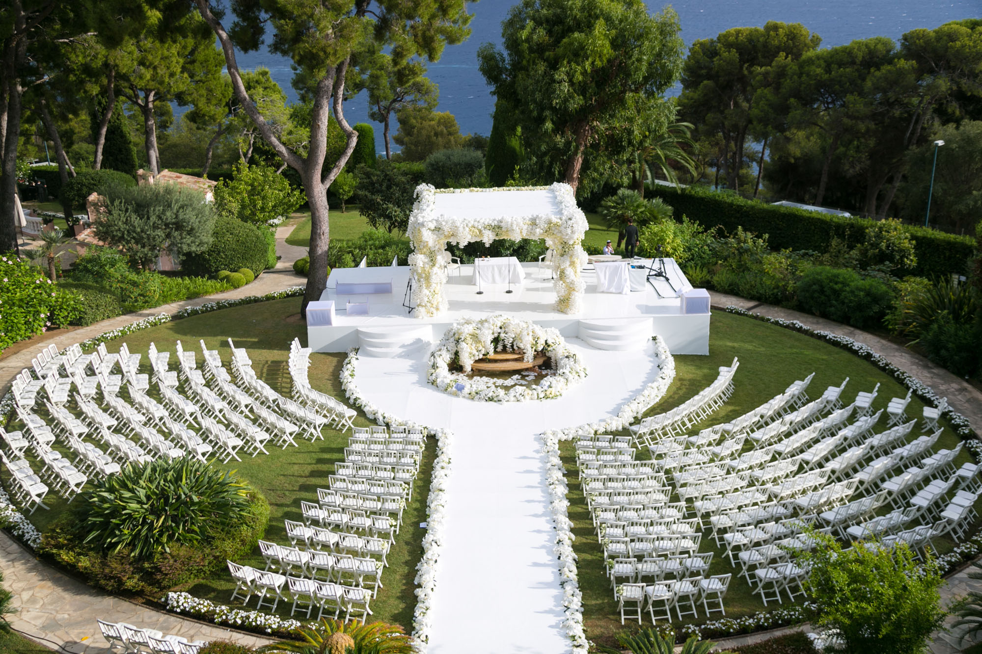 garden-wedding-ceremony-circular-aisle