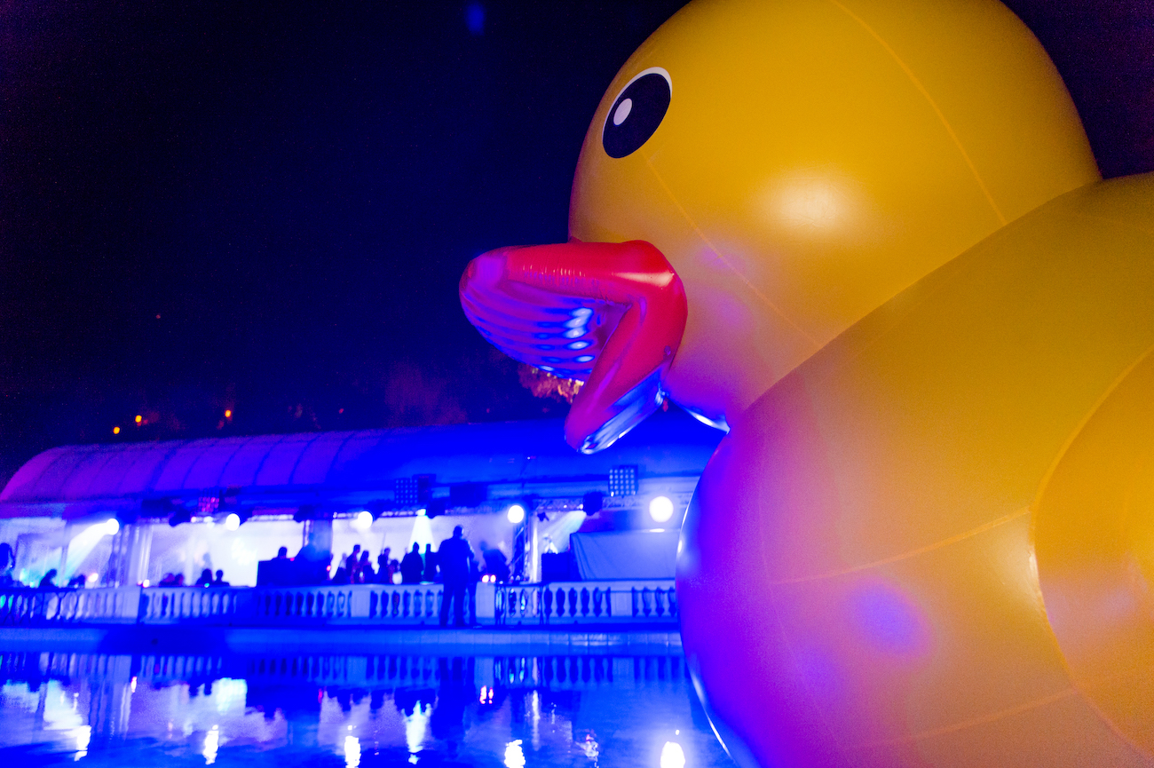giant-rubber-ducky-party-decor