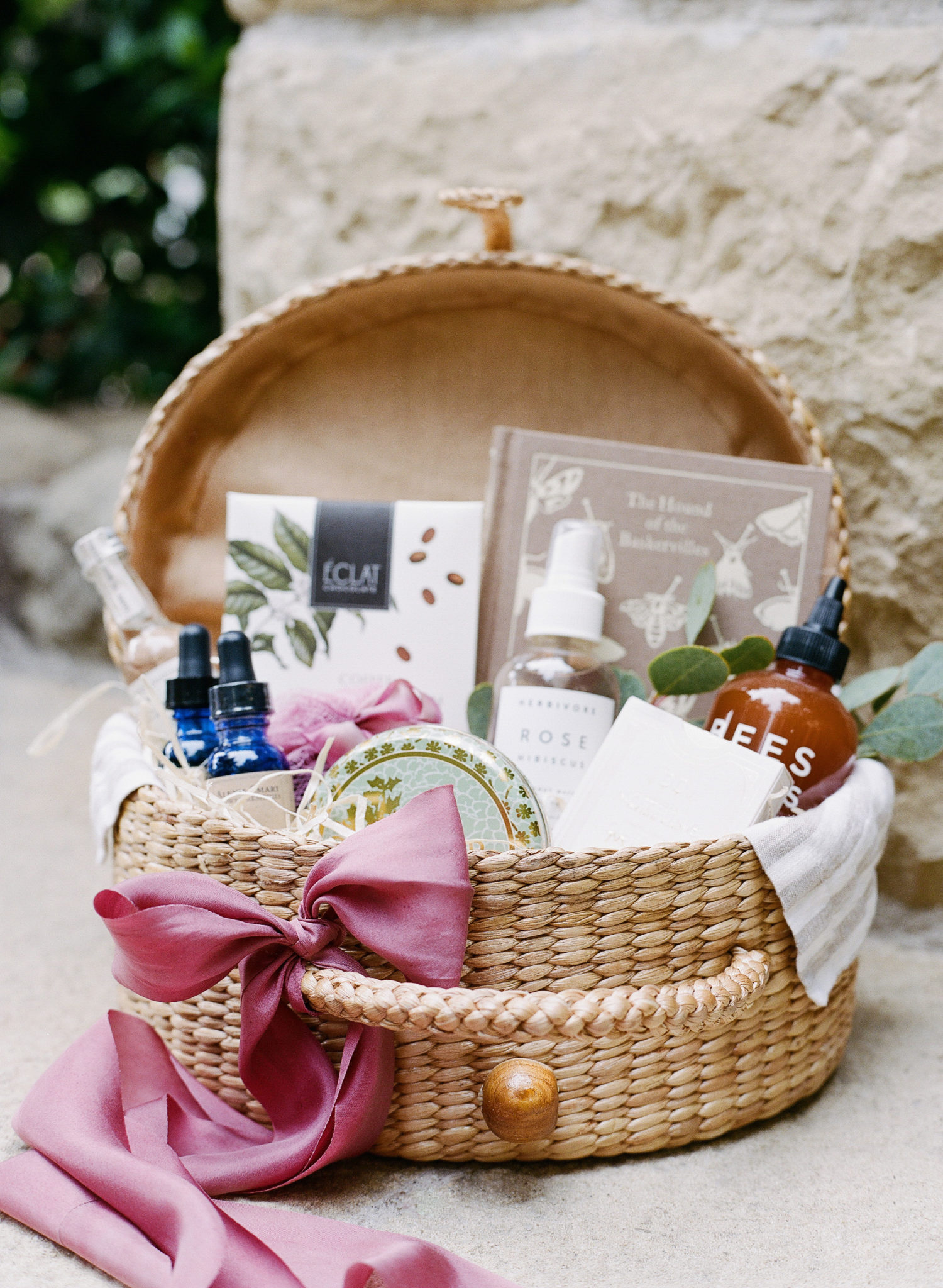 Welcome Your Wedding Guests in Style with Luxury Welcome Baskets 