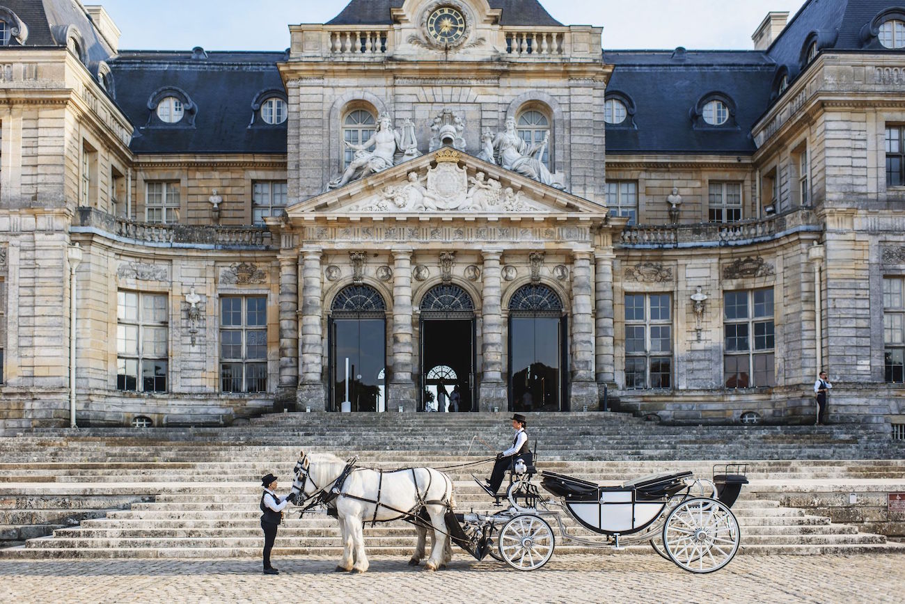 wedding at Château de Vaux-le-Vicomte horse and carriage