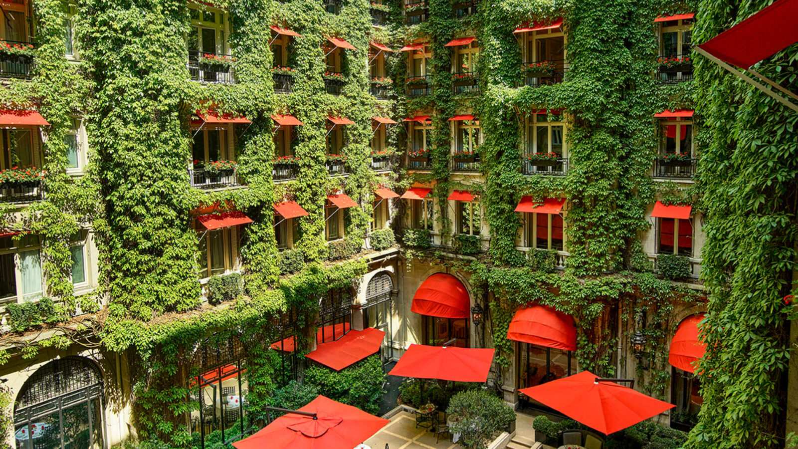 Hotel-Plaza-Athenee-La-Cour-Jardin-Courtyard-Garden
